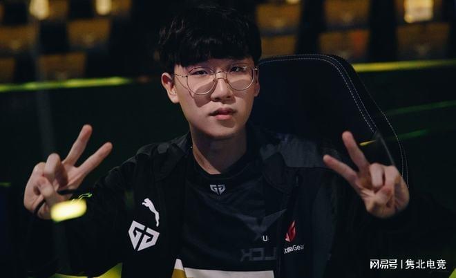 于两队在积 于两队在积